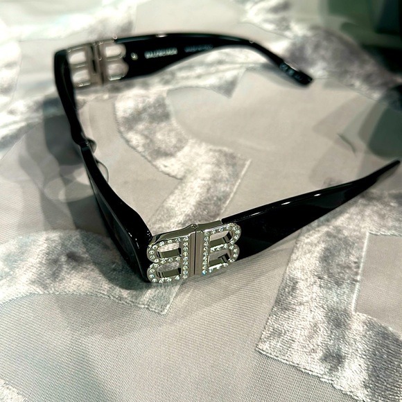 LIKE NEW, GREAT CONDITION. BALENCIAGA SHADES . TRENDY - Picture 1 of 2
